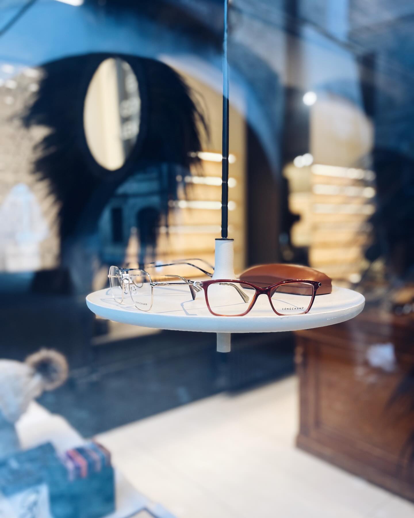 Vitrine intérieure CasaVue, montures Longchamp sur plateau
